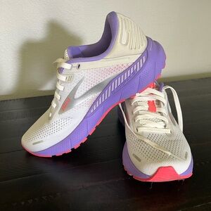 Brooks Adrenaline running shoe 22 - size 8